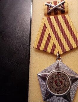DDR MEDAILLIE , FÜR DEN SCHUTZ DER ARBEITER UND BAUERN MACHT, Kampforden - Silberfarbe *** - Neubrandenburg