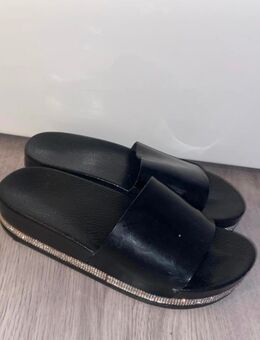 Elegante schwarze Plateau-Sandalen mit Glitzerkante – stylisch & bequem - Freiburg (Breisgau)