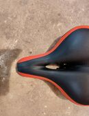 Gel Fahrradsattel schwarz/rot. Sehr guter Zustand. in 47445