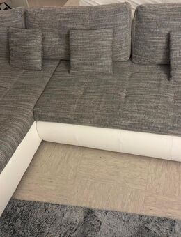 Großes Ecksofa in Grau/Weiß – sehr bequem, top Zustand - Hamburg