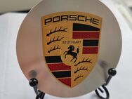 Originale Porsche Radnaben Abdeckung auf einer Mini Staffelei - Wedel