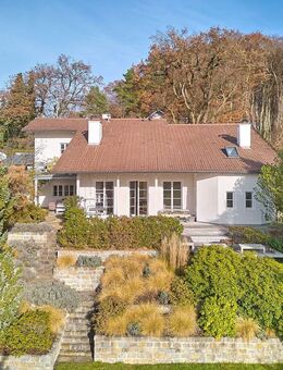 Raumwunder mit herrlicher Aussicht und Traumgarten: Hochwertig modernisiertes Familienanwesen - Starnberg