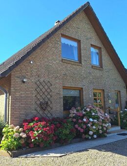 Idyllisch gelegenes Einfamilienhaus mit Einliegerwohnung in Feldrandlage - Scheggerott