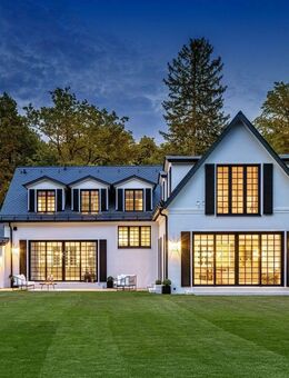 Luxus trifft Privatsphäre: Erstbezug Highend-Villenanwesen mit Lift, Heimkino, Spa und Weinkeller - München