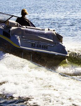 Sportbootfahren auf dem Rhein - Köln