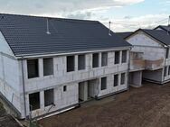 Fertigstellung November 2025-ERDGESCHOSSWOHNUNG MIT GROSSEM GARTEN-NEUBAU-SCHLÜSSELFERTIG- - Perl