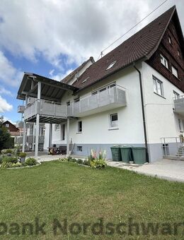 Für Kapitalanleger oder Eigennutzer: Doppelhaushälfte mit 3 Wohneinheiten und sep. Schuppen - Freudenstadt