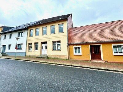 Stadthaus / Mehrfamilienhaus mit Carportanlage, Garagen in zentraler Lage