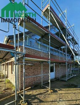 Es geht voran: Die PV-Anlage ist auf dem Dach. KfW 40-Doppelhaushälfte - Oster-Ohrstedt