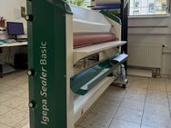 Geschäftsauflösung - Textilveredelung Drucker / Laminiergeräte Schreibtische Regale Küchenmöbel - Leipzig