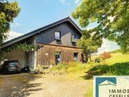 Farbenfrohes Einfamilienhaus mit Carport und großzügigem Gartengrundstück in ländlicher Ortsrandlage - Ingelbach