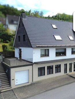 SCHADE IMMOBILIEN - Zweifamilienhaus mit Gewerbefläche im EG! - Plettenberg