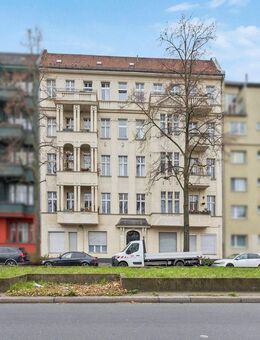 Wunderschöne Altbauwohnung, gut vermietet an solvente Mieter - Berlin