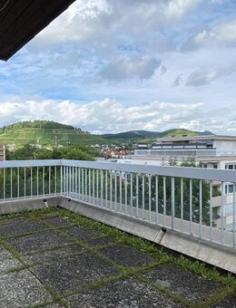 Gemütliche 3,5-Zimmer-Dachgeschosswohnung mit großer Terrasse und herrlichem Ausblick in Metzingen - Metzingen