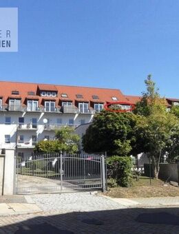Zentral gelegene kleine 2-Raum-Dachgeschosswohnung mit Süd-Balkon und Singleküche/Miniküche - Werdau