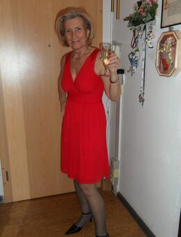 Suche junggebliebenen Mann, um die 68- 73 (keinen jüngeren Mann) zum Lieben, Leben und für eine gemeinsame Zukunft, gerne Frühaufsteher aus den alten Bundesländern - Leipzig