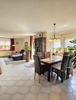 In Feldrandlage - viel Platz zum Leben und Genießen mit schönem Garten, großem Carport und Stellpl. - Weilrod