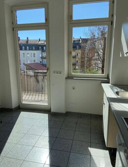 Großzügige 7-Zimmer-Altbauwohnung mit Balkon - Bamberg