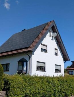 Freistehendes Einfamilienhaus mit Photovoltaik, zwei Garagen und gepflegtem Garten in bevorzugter Wohnlage - Hildburghausen
