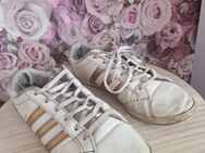 Fesselnde weiße Adidas Schuhe mit goldenen Akzenten – Für Liebhaber des Besonderen! - Rheine