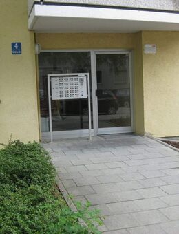 Schöne sanierte 2-Zimmer-Wohnung im 3. OG in München Schwabing-West - München