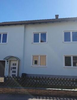 Frei: Helles 2-Parteienhaus mit Flexibilität, renovierter Wohnung, Garagen, etc., ca. 700 qm Grund! - Burglengenfeld