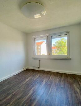 Provisionsfrei - Frisch renovierte 3-Raum-Wohnung mit Balkon und Stellplatz in zentraler Lage in Oschatz - Oschatz