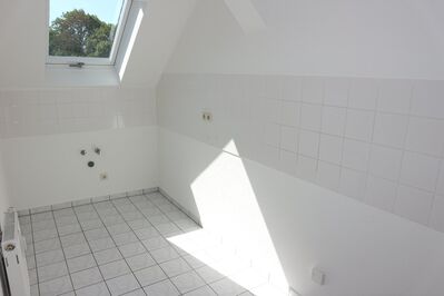! DG-Whg. / renoviert + Laminat / Bad mit Wanne + Fenster
