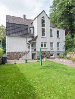 Gepflegtes Zweifamilienhaus mit Doppelgarage und Garten in Altena! - Altena