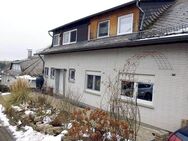 Gepflegtes Drei-Familienhaus mit Wintergarten, Dachterrasse, Balkon und Garagen in ruhiger Lage - Beltheim