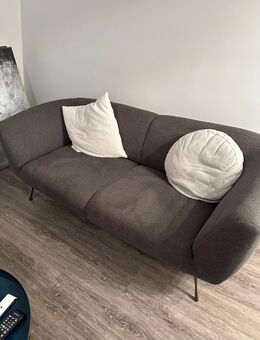 Moderne Couch mit 2 Sesseln und Kissen - München