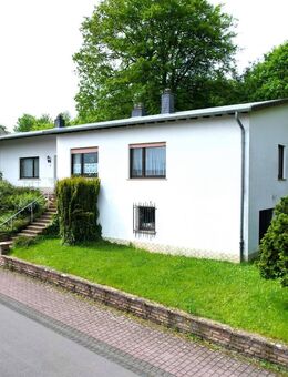 Ruhig gelegener, geräumiger Bungalow mit Garten und 2 Garagen am Ortsrand von Prüm - Prüm