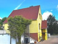 Einfamilienhaus mit Terrasse, Kamin, Doppelgarage sowie ausgebautem Nebengelass auf großem Grundstück in Sandau (Elbe) - Sandau (Elbe)