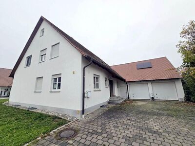 Gepflegtes Zweifamilienhaus mit schönem Garten und Doppelgarage