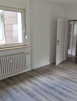 Renovierte 3-Zimmer-Erdgeschosswohnung mit Balkon zu vermieten! - Duisburg