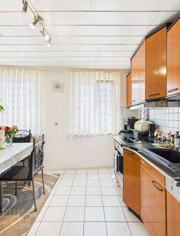 1.100,00 € Ziel - Nettomiete / Kaufpreis 239.000,00 € - Gepflegte 3-Zi Whg mit ca. 86 m² Whfl. - Neuffen