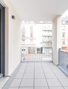 Sonnige Eleganz: großzügige Etagenwohnung mit Balkon, moderner Küche & Tiefgaragenstellplatz - Frankfurt (Main)