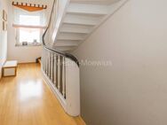Zweifamilienhaus mit Garten, Loggia und 2 Garagen + Stellplätze - Lohmar