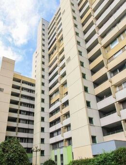 Kapitalanlage mit Panoramablick: 3,5-Zimmer-Wohnung mit 2 Balkonen und Garage in zentraler Lage - Leonberg (Baden-Württemberg)