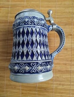 Oktoberfest: Dekorativer Bierkrug mit Metalldeckel und Daumenhalter nach bayrischer Art - Hannover Vahrenwald-List