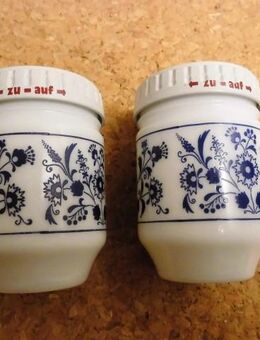 2 Gewürzdosen Hartglas Schraubverschluss weiß-blau Blumen-Dekor zus. 5,- - Flensburg