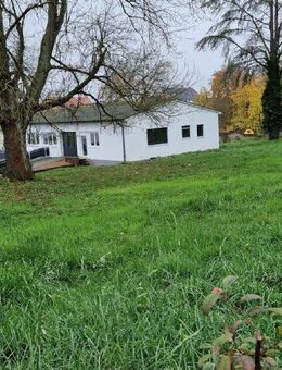 Vielseitig nutzbares Gewerbeanwesen mit Wohnung, Garagen und Schuppen - noch weiter bebaubar - Völklingen