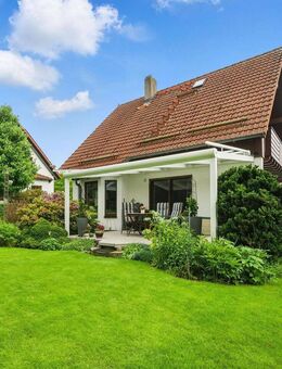 Einfamilienhaus mit hohem Wohnkomfort, stilvoller Garten mit überdachter Terrasse und Gartenhaus - Großnaundorf