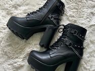 Gothicana by EMP Plateau Stiefeletten mit Nieten - Flögeln