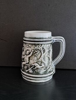 Sitzendorfer Porzellan Jagdkrug mit Relief-Motiv Bierkrug 0,5 L Getränkekrug - Nürnberg