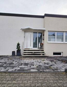 Einfamilienhaus mit wohnlicher Nutzfläche, großem Hof, Garten, Doppelgarage und Werkstattgebäude - Bruchmühlbach-Miesau