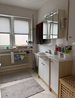 Irrel - geräumige 3-Zimmer-Dachgeschosswohnung mit EBK, Balkon und Garage - Irrel