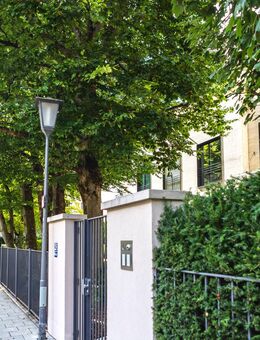 Eingebettet vom Grün des Herzogparks - München