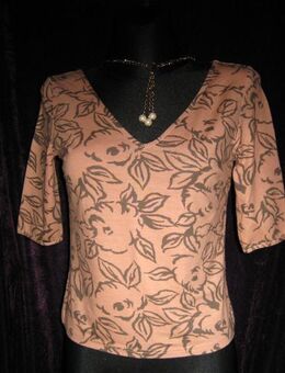 NEU * DESIGNER * Blumen * Blüten * Flower- Power * Carmen * V- Ausschnitt * Bodycon * T- Shirt * Gr. 38- 40/ S- M * caramèl- beige * kahki- grün * - Riedlingen