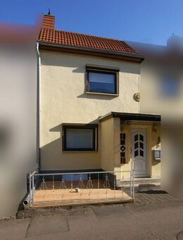 Bezugsfertiges Reihenhaus mit neuerer Gasheizung von 2023 und gemütlichem Garten in Merseburg. - Merseburg